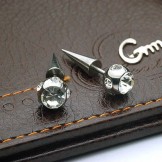 Titanium diamond earrings puncture